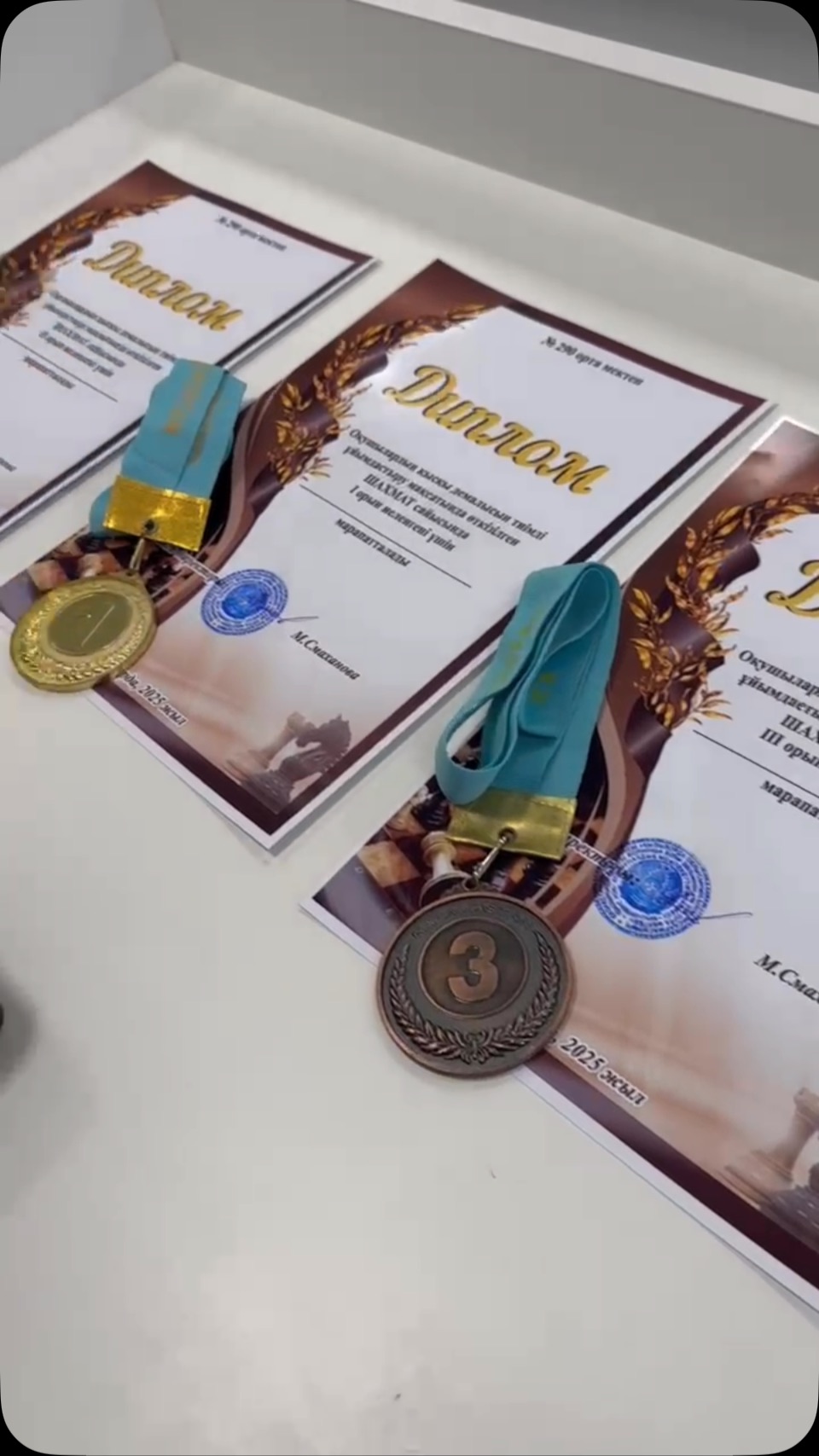 ♟ ШАХМАТ ШЕБЕРЛЕРІ: ҚЫСҚЫ ДЕМАЛЫСТАҒЫ ҮЗДІКТЕР! 🏆 Жайлы мектебімізде оқушылардың…